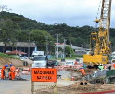 Depois de mais de 30 anos de espera pela população, as obras de duplicação da PR-092, a Rodovia dos Minérios, estão saindo do papel. O governador Carlos Massa Ratinho Junior vistoriou as obras nesta quinta-feira (05), no trecho entre Curitiba e Almirante Tamandaré. 