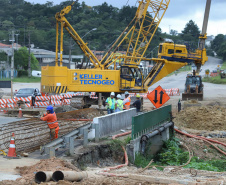 Depois de mais de 30 anos de espera pela população, as obras de duplicação da PR-092, a Rodovia dos Minérios, estão saindo do papel. O governador Carlos Massa Ratinho Junior vistoriou as obras nesta quinta-feira (05), no trecho entre Curitiba e Almirante Tamandaré. 