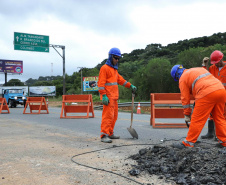 Depois de mais de 30 anos de espera pela população, as obras de duplicação da PR-092, a Rodovia dos Minérios, estão saindo do papel. O governador Carlos Massa Ratinho Junior vistoriou as obras nesta quinta-feira (05), no trecho entre Curitiba e Almirante Tamandaré. 