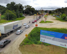 Depois de mais de 30 anos de espera pela população, as obras de duplicação da PR-092, a Rodovia dos Minérios, estão saindo do papel. O governador Carlos Massa Ratinho Junior vistoriou as obras nesta quinta-feira (05), no trecho entre Curitiba e Almirante Tamandaré. 