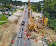 Depois de mais de 30 anos de espera pela população, as obras de duplicação da PR-092, a Rodovia dos Minérios, estão saindo do papel. O governador Carlos Massa Ratinho Junior vistoriou as obras nesta quinta-feira (05), no trecho entre Curitiba e Almirante Tamandaré. 
