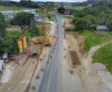Depois de mais de 30 anos de espera pela população, as obras de duplicação da PR-092, a Rodovia dos Minérios, estão saindo do papel. O governador Carlos Massa Ratinho Junior vistoriou as obras nesta quinta-feira (05), no trecho entre Curitiba e Almirante Tamandaré. 