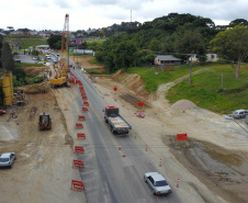 Depois de mais de 30 anos de espera pela população, as obras de duplicação da PR-092, a Rodovia dos Minérios, estão saindo do papel. O governador Carlos Massa Ratinho Junior vistoriou as obras nesta quinta-feira (05), no trecho entre Curitiba e Almirante Tamandaré. 