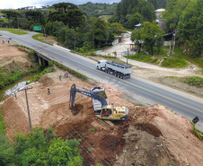 Depois de mais de 30 anos de espera pela população, as obras de duplicação da PR-092, a Rodovia dos Minérios, estão saindo do papel. O governador Carlos Massa Ratinho Junior vistoriou as obras nesta quinta-feira (05), no trecho entre Curitiba e Almirante Tamandaré. 