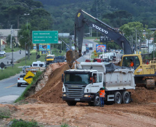 Depois de mais de 30 anos de espera pela população, as obras de duplicação da PR-092, a Rodovia dos Minérios, estão saindo do papel. O governador Carlos Massa Ratinho Junior vistoriou as obras nesta quinta-feira (05), no trecho entre Curitiba e Almirante Tamandaré. 