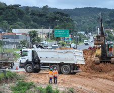 Depois de mais de 30 anos de espera pela população, as obras de duplicação da PR-092, a Rodovia dos Minérios, estão saindo do papel. O governador Carlos Massa Ratinho Junior vistoriou as obras nesta quinta-feira (05), no trecho entre Curitiba e Almirante Tamandaré. 