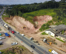 Depois de mais de 30 anos de espera pela população, as obras de duplicação da PR-092, a Rodovia dos Minérios, estão saindo do papel. O governador Carlos Massa Ratinho Junior vistoriou as obras nesta quinta-feira (05), no trecho entre Curitiba e Almirante Tamandaré. 