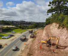 Depois de mais de 30 anos de espera pela população, as obras de duplicação da PR-092, a Rodovia dos Minérios, estão saindo do papel. O governador Carlos Massa Ratinho Junior vistoriou as obras nesta quinta-feira (05), no trecho entre Curitiba e Almirante Tamandaré. 