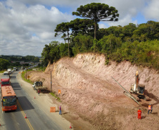 Depois de mais de 30 anos de espera pela população, as obras de duplicação da PR-092, a Rodovia dos Minérios, estão saindo do papel. O governador Carlos Massa Ratinho Junior vistoriou as obras nesta quinta-feira (05), no trecho entre Curitiba e Almirante Tamandaré. 
