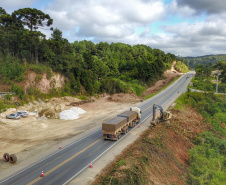 Depois de mais de 30 anos de espera pela população, as obras de duplicação da PR-092, a Rodovia dos Minérios, estão saindo do papel. O governador Carlos Massa Ratinho Junior vistoriou as obras nesta quinta-feira (05), no trecho entre Curitiba e Almirante Tamandaré. 