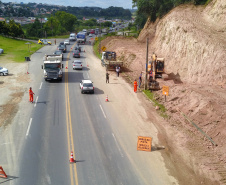 Depois de mais de 30 anos de espera pela população, as obras de duplicação da PR-092, a Rodovia dos Minérios, estão saindo do papel. O governador Carlos Massa Ratinho Junior vistoriou as obras nesta quinta-feira (05), no trecho entre Curitiba e Almirante Tamandaré. 