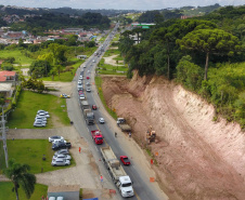 Depois de mais de 30 anos de espera pela população, as obras de duplicação da PR-092, a Rodovia dos Minérios, estão saindo do papel. O governador Carlos Massa Ratinho Junior vistoriou as obras nesta quinta-feira (05), no trecho entre Curitiba e Almirante Tamandaré. 