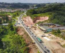 Depois de mais de 30 anos de espera pela população, as obras de duplicação da PR-092, a Rodovia dos Minérios, estão saindo do papel. O governador Carlos Massa Ratinho Junior vistoriou as obras nesta quinta-feira (05), no trecho entre Curitiba e Almirante Tamandaré. 