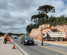 Depois de mais de 30 anos de espera pela população, as obras de duplicação da PR-092, a Rodovia dos Minérios, estão saindo do papel. O governador Carlos Massa Ratinho Junior vistoriou as obras nesta quinta-feira (05), no trecho entre Curitiba e Almirante Tamandaré. 