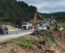 Depois de mais de 30 anos de espera pela população, as obras de duplicação da PR-092, a Rodovia dos Minérios, estão saindo do papel. O governador Carlos Massa Ratinho Junior vistoriou as obras nesta quinta-feira (05), no trecho entre Curitiba e Almirante Tamandaré. 