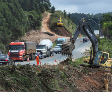 Depois de mais de 30 anos de espera pela população, as obras de duplicação da PR-092, a Rodovia dos Minérios, estão saindo do papel. O governador Carlos Massa Ratinho Junior vistoriou as obras nesta quinta-feira (05), no trecho entre Curitiba e Almirante Tamandaré. 