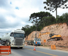 Depois de mais de 30 anos de espera pela população, as obras de duplicação da PR-092, a Rodovia dos Minérios, estão saindo do papel. O governador Carlos Massa Ratinho Junior vistoriou as obras nesta quinta-feira (05), no trecho entre Curitiba e Almirante Tamandaré. 