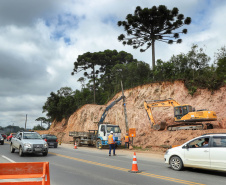 Depois de mais de 30 anos de espera pela população, as obras de duplicação da PR-092, a Rodovia dos Minérios, estão saindo do papel. O governador Carlos Massa Ratinho Junior vistoriou as obras nesta quinta-feira (05), no trecho entre Curitiba e Almirante Tamandaré. 