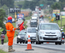 Depois de mais de 30 anos de espera pela população, as obras de duplicação da PR-092, a Rodovia dos Minérios, estão saindo do papel. O governador Carlos Massa Ratinho Junior vistoriou as obras nesta quinta-feira (05), no trecho entre Curitiba e Almirante Tamandaré. 