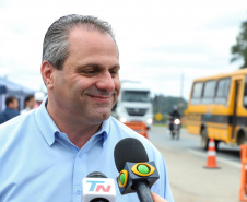 Depois de mais de 30 anos de espera pela população, as obras de duplicação da PR-092, a Rodovia dos Minérios, estão saindo do papel. O governador Carlos Massa Ratinho Junior vistoriou as obras nesta quinta-feira (05), no trecho entre Curitiba e Almirante Tamandaré. 