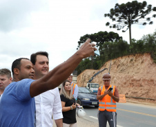 Depois de mais de 30 anos de espera pela população, as obras de duplicação da PR-092, a Rodovia dos Minérios, estão saindo do papel. O governador Carlos Massa Ratinho Junior vistoriou as obras nesta quinta-feira (05), no trecho entre Curitiba e Almirante Tamandaré. 