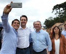 Depois de mais de 30 anos de espera pela população, as obras de duplicação da PR-092, a Rodovia dos Minérios, estão saindo do papel. O governador Carlos Massa Ratinho Junior vistoriou as obras nesta quinta-feira (05), no trecho entre Curitiba e Almirante Tamandaré. 
