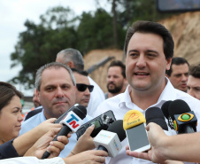 Depois de mais de 30 anos de espera pela população, as obras de duplicação da PR-092, a Rodovia dos Minérios, estão saindo do papel. O governador Carlos Massa Ratinho Junior vistoriou as obras nesta quinta-feira (05), no trecho entre Curitiba e Almirante Tamandaré. 