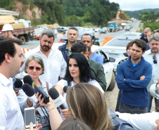 Depois de mais de 30 anos de espera pela população, as obras de duplicação da PR-092, a Rodovia dos Minérios, estão saindo do papel. O governador Carlos Massa Ratinho Junior vistoriou as obras nesta quinta-feira (05), no trecho entre Curitiba e Almirante Tamandaré. 