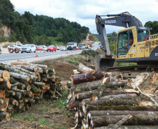 Depois de mais de 30 anos de espera pela população, as obras de duplicação da PR-092, a Rodovia dos Minérios, estão saindo do papel. O governador Carlos Massa Ratinho Junior vistoriou as obras nesta quinta-feira (05), no trecho entre Curitiba e Almirante Tamandaré. 