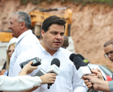 Depois de mais de 30 anos de espera pela população, as obras de duplicação da PR-092, a Rodovia dos Minérios, estão saindo do papel. O governador Carlos Massa Ratinho Junior vistoriou as obras nesta quinta-feira (05), no trecho entre Curitiba e Almirante Tamandaré. 