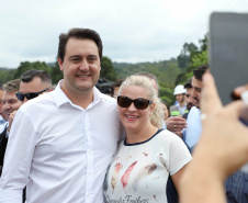 Depois de mais de 30 anos de espera pela população, as obras de duplicação da PR-092, a Rodovia dos Minérios, estão saindo do papel. O governador Carlos Massa Ratinho Junior vistoriou as obras nesta quinta-feira (05), no trecho entre Curitiba e Almirante Tamandaré. 