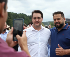 Depois de mais de 30 anos de espera pela população, as obras de duplicação da PR-092, a Rodovia dos Minérios, estão saindo do papel. O governador Carlos Massa Ratinho Junior vistoriou as obras nesta quinta-feira (05), no trecho entre Curitiba e Almirante Tamandaré. 