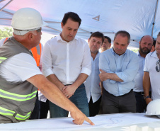 Depois de mais de 30 anos de espera pela população, as obras de duplicação da PR-092, a Rodovia dos Minérios, estão saindo do papel. O governador Carlos Massa Ratinho Junior vistoriou as obras nesta quinta-feira (05), no trecho entre Curitiba e Almirante Tamandaré. 