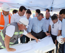 Depois de mais de 30 anos de espera pela população, as obras de duplicação da PR-092, a Rodovia dos Minérios, estão saindo do papel. O governador Carlos Massa Ratinho Junior vistoriou as obras nesta quinta-feira (05), no trecho entre Curitiba e Almirante Tamandaré. 