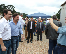 Depois de mais de 30 anos de espera pela população, as obras de duplicação da PR-092, a Rodovia dos Minérios, estão saindo do papel. O governador Carlos Massa Ratinho Junior vistoriou as obras nesta quinta-feira (05), no trecho entre Curitiba e Almirante Tamandaré. 