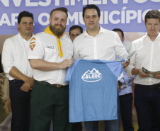 O governador Carlos Massa Ratinho Junior em reunião com prefeitos da AMSULPAR e visita as obras da ponte José Richa
Foto Gilson Abreu/Aen
