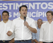 O governador Carlos Massa Ratinho Junior em reunião com prefeitos da AMSULPAR e visita as obras da ponte José Richa
Foto Gilson Abreu/Aen
