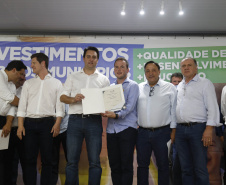 O governador Carlos Massa Ratinho Junior em reunião com prefeitos da AMSULPAR e visita as obras da ponte José Richa
Foto Gilson Abreu/Aen
