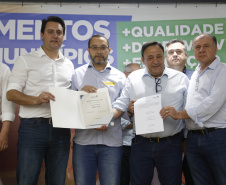 O governador Carlos Massa Ratinho Junior em reunião com prefeitos da AMSULPAR e visita as obras da ponte José Richa
Foto Gilson Abreu/Aen
