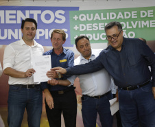 O governador Carlos Massa Ratinho Junior em reunião com prefeitos da AMSULPAR e visita as obras da ponte José Richa
Foto Gilson Abreu/Aen

