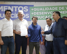 O governador Carlos Massa Ratinho Junior em reunião com prefeitos da AMSULPAR e visita as obras da ponte José Richa
Foto Gilson Abreu/Aen
