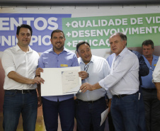 O governador Carlos Massa Ratinho Junior em reunião com prefeitos da AMSULPAR e visita as obras da ponte José Richa
Foto Gilson Abreu/Aen
