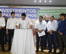 O governador Carlos Massa Ratinho Junior em reunião com prefeitos da AMSULPAR e visita as obras da ponte José Richa
Foto Gilson Abreu/Aen
