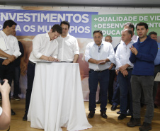 O governador Carlos Massa Ratinho Junior em reunião com prefeitos da AMSULPAR e visita as obras da ponte José Richa
Foto Gilson Abreu/Aen
