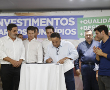 O governador Carlos Massa Ratinho Junior em reunião com prefeitos da AMSULPAR e visita as obras da ponte José Richa
Foto Gilson Abreu/Aen

