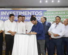 O governador Carlos Massa Ratinho Junior em reunião com prefeitos da AMSULPAR e visita as obras da ponte José Richa
Foto Gilson Abreu/Aen
