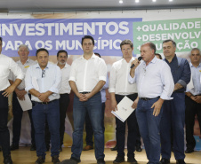 O governador Carlos Massa Ratinho Junior em reunião com prefeitos da AMSULPAR e visita as obras da ponte José Richa
Foto Gilson Abreu/Aen
