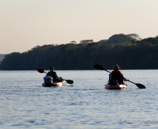 O Rio Paraná vai ganhar a Rota dos Pioneiros. O rio que dá nome ao Estado sempre foi uma importante rota de navegação. Ao longo dos séculos, indígenas, espanhóis, jesuítas, bandeirantes e migrantes de diferentes nacionalidades atravessaram as águas do Rio Paraná para encontrar em suas margens terras férteis para viver, explorar e conquistar.Foto: Divulgação/Rota 