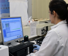 O Laboratório Central do Estado (Lacen Paraná), recebeu quinta-feira (5) 10 kits para o diagnóstico do novo coronavírus, quantidade suficiente para a realização de 240 testes. Esses kits foram encomendados pelo Ministério da Saúde, para a FioCruz (Fundação Oswaldo Cruz) e o Instituto de Biologia Molecular do Paraná (IBMP).Foto: Antonio Américo/SESA
