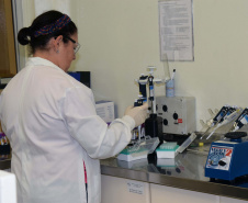 O Laboratório Central do Estado (Lacen Paraná), recebeu quinta-feira (5) 10 kits para o diagnóstico do novo coronavírus, quantidade suficiente para a realização de 240 testes. Esses kits foram encomendados pelo Ministério da Saúde, para a FioCruz (Fundação Oswaldo Cruz) e o Instituto de Biologia Molecular do Paraná (IBMP).Foto: Antonio Américo/SESA